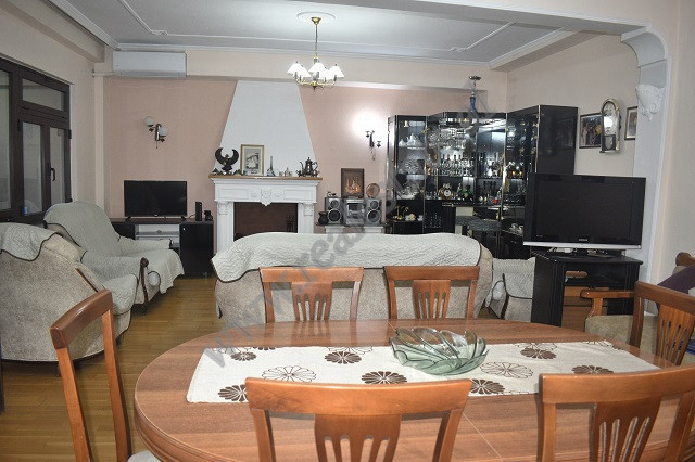 Apartament me qira ne rrugen Qemal Stafa, ne Tirane.
Shtepia pozicionohet ne katin e 1 te nje vile 